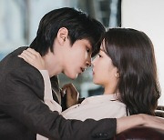 [TV 엿보기] '여신강림' 문가영, 이번에는 황인엽과 키스? '본격 삼각관계'