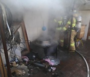 소방학교 교관들이 실습 중 주택 화재 발견해 진압