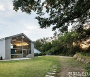 넓은 창으로 자연을 곁에 둔 디자인 하우스