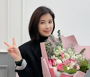 생일 맞은 이보영, 팬 선물에 꽃미모로 화답 "따듯한 응원 감사"