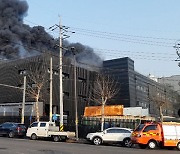 안산 반월공단서 피혁공장 화재.."잔불 정리 오래 걸릴 듯"