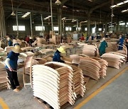 베트남 목재산업, 미국 보복관세 우려로 미국산 목재 선제적으로 수입 [KVINA]