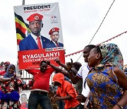 우간다의 38세 래퍼, '35년 독재자' 꺾을까