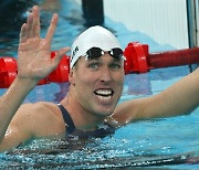 美폭도 현장서 포착된 한남자..올림픽 수영스타였다
