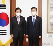 [헤럴드pic] 기념사진 찍는 박병석 국회의장과 변창흠 국토교통부 장관