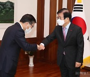 [헤럴드pic] 악수하는 박병석 국회의장과 변창흠 국토교통부 장관