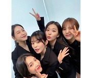 레드벨벳 아이린→슬기, 완전체 셀카 공개+수상 자축 [SNS★컷]