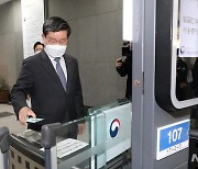모바일 공무원증으로 청사 출입하는 전해철 장관