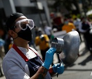 멕시코 식당 종사자들 시위 "문 안 열면 죽어요"