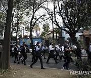 식기 두드리며 행진하는 멕시코 식당 종사자들