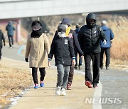'따뜻한 날씨에 산책 즐기는 시민들'