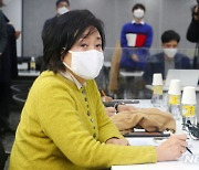 버팀목자금 현황 보고받는 박영선 중소벤처기업부 장관