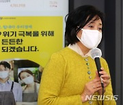 박영선 중소벤처기업부 장관 취재진 질문에 답변