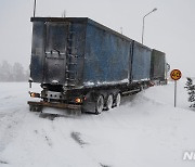 스웨덴 폭설, 눈에 갇힌 대형 트럭