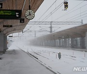 눈폭풍으로 운행 취소된 스웨덴 기차역