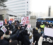 "정인이 양부모 사형하라"..분노하는 법원 앞 시민들