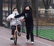 [한 컷 세상] 자전거 과외