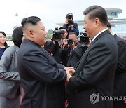 김정은 "시진핑, 총비서 된 것 제일 먼저 축하해줘 감동"