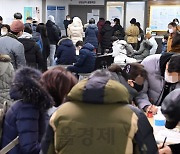코로나19 여파 꽁꽁 얼어붙은 고용시장..지난해 취업자 IMF 이후 최대폭 감소, 실업자도 111만명 육박