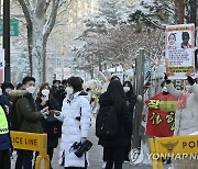 '정인이 사건' 양부모 첫 공판, 시위 계속