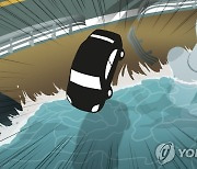 제주 서귀포항에 SUV 추락..40대 운전자 구조