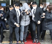 첫 공판 마치고 나오는 '정인이' 양부