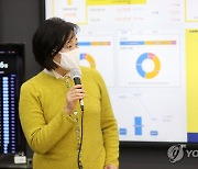 취재진 질문에 답하는 박영선 장관