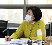 '소상공인 버팀목자금' 집행상황 보고 받는 박영선 장관