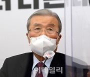 [포토]김종인, '37조 쓰고도 취업자 22만명 줄어..일자리 정부의 몰락'