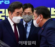 [포토]K-뉴딜위원회, '머리 맞댄 이낙연-김태년'