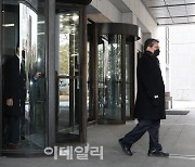 [포토]박근혜 전 대통령 선고 보고 나온 조원진 대표