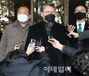 [포토]박 전 대통령 선고 후 입장 밝히는 조원진 대표