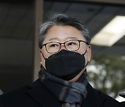 [포토]박 전 대통령 선고 후 입장 발표하는 조원진 대표