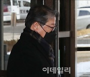 [포토]원심 확정된 박 전 대통령, 심판정 나오는 조원진 대표