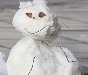 [포토]포근한 날씨가 걱정되는 눈사람