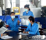 제8차 당 대회 '보고' 학습하는 북한 노동자들
