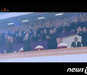 당 대회 경축 공연 관람 후 박수치는 북한 김정은