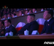 당 대회 경축 대공연 관람하는 북한 김정은