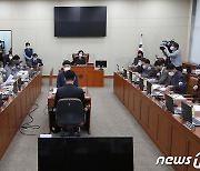 환경노동위원회 전체회의 주재하는 송옥주 위원장