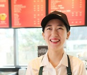 '눈맞춤 소통'하는 스타벅스 최예나 부점장 "장애인 점장 기대해주세요"