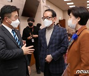 여야 간사와 대화 나누는 윤호중 법사위원장