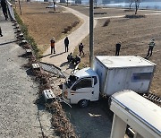 울산서 달리던 트럭 5m 아래 태화강 둔치로 추락..운전자 병원 이송