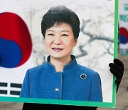 朴 징역 20년 확정에 시민단체 "사면 부적절..부패한 권력 단죄해야"