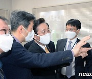 성윤모 장관, '수소연료전지실증화센터가 궁금해'