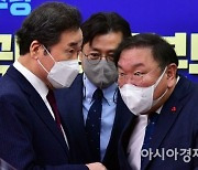 당정, 영업금지 완화 공감대..치료제·백신 접종 속도