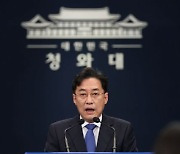 [속보]靑 "국민 촛불혁명, 법원 판결로 국정농단 마무리"