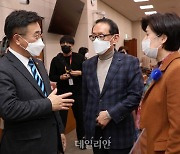 <포토> 대화하는 윤호중 법사위원장과 백해련-김도읍 간사
