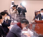 <포토> 법사위, 김진욱 공수처장-박범계 법무부 장관 후보자 인사청문계획서 의결