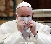 프란치스코 교황, 베네딕토 16세와 나란히 백신 맞았다