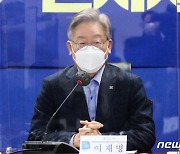 '대권주자 1위' 이재명, 튀는 행보가 밉상?..당내 비판 여론 고조